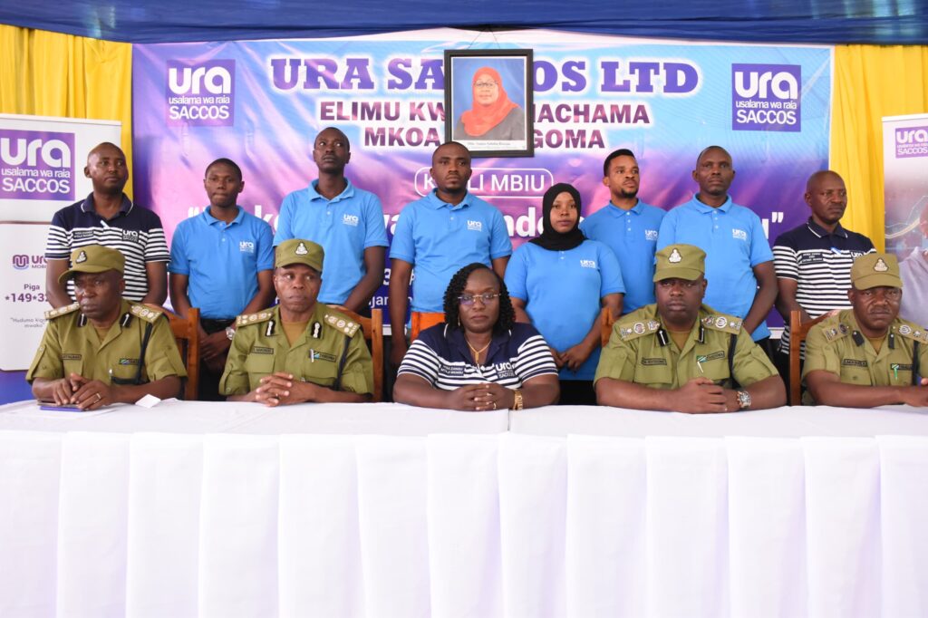 M/Kiti wa bodi akiwa na jopo la watendaji wa tawi la kigoma